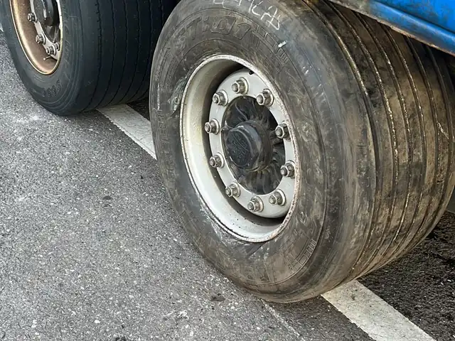 Ağır vasıta lastiği yakın plan