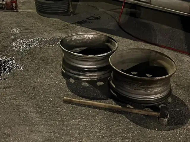 Gece yol kenarında sökülmüş jantlar ve saha ekipmanı